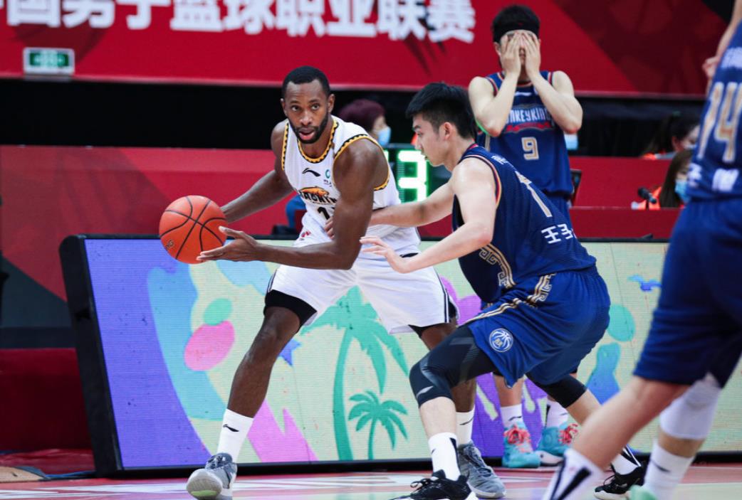 昨天葡国民与波尔图比赛腰斩 昨天葡国民与波尔图比赛腰斩