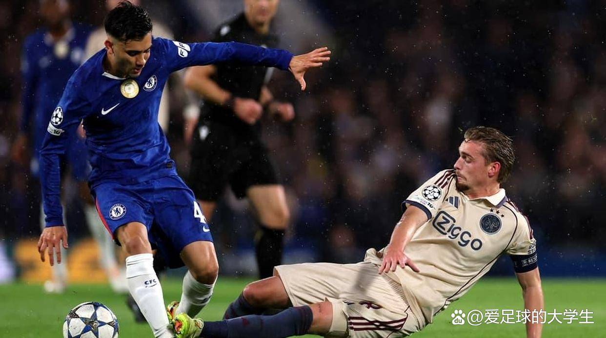 包含里程碑夜！阿贾克斯内部沟通；欧超杯冲刺阶段刷纪录；悬念犹存；赛季目标并未改变的词条