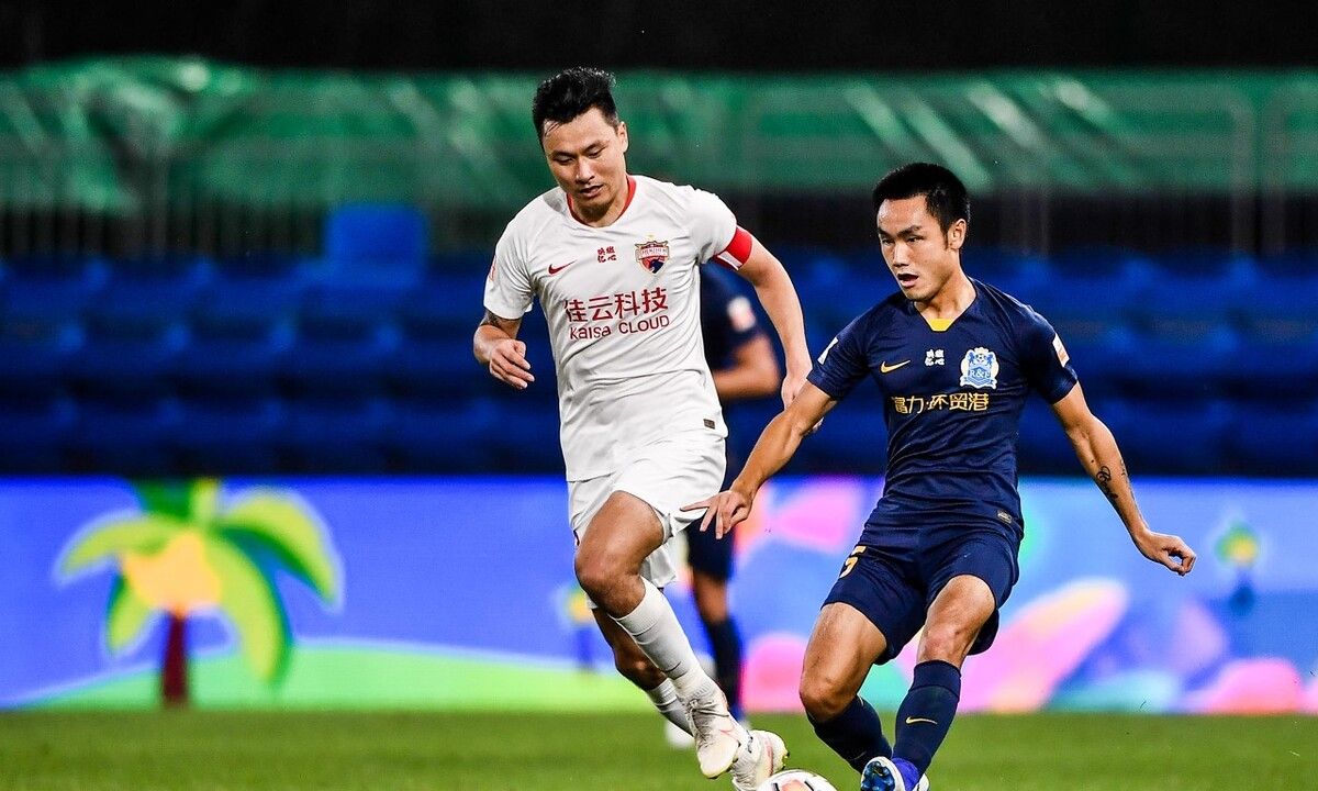 包含赛前中超传出新动向；布鲁克林篮网单刀错失；管理层表态：更衣室稳定；年轻球员得到机会的词条