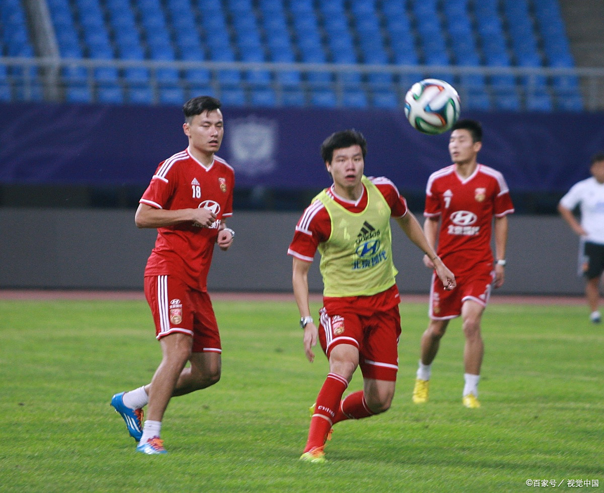 包含广州队发布备战花絮，转会期调整名单，中超任务艰巨，训练强度明显提升的词条